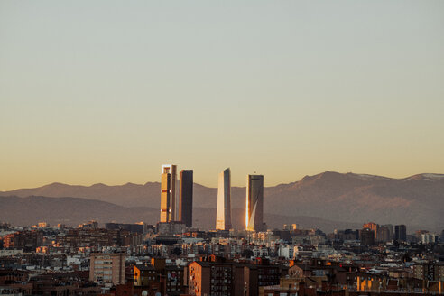 Spanien, Madrid, Stadtbild mit modernen Wolkenkratzern in der Dämmerung - JCMF00037