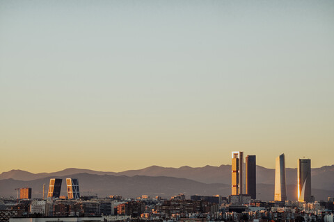Spanien, Madrid, Stadtbild mit modernen Wolkenkratzern in der Dämmerung, lizenzfreies Stockfoto