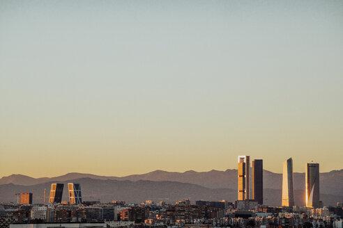 Spanien, Madrid, Stadtbild mit modernen Wolkenkratzern in der Dämmerung - JCMF00038