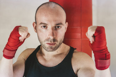 Porträt eines Boxers im Fitnessstudio - FBAF00245