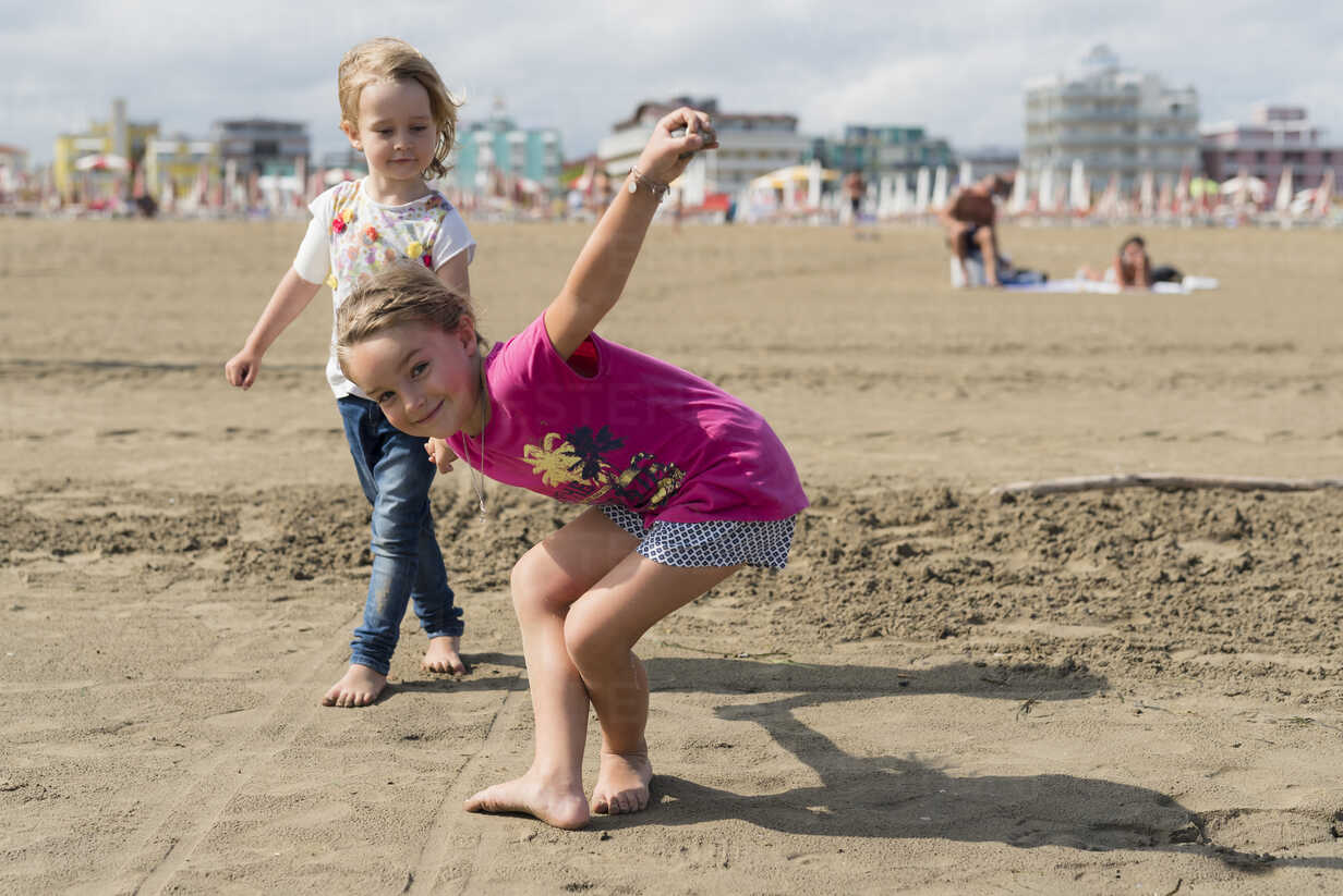 https://us.images.westend61.de/0001111948pw/two-playful-little-girls-on-the-beach-PSIF00215.jpg
