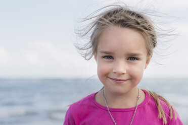 Porträt eines lächelnden kleinen Mädchens am Meer - PSIF00217