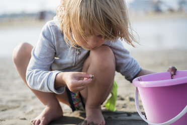 Kleines Mädchen mit Eimer am Strand - PSIF00221