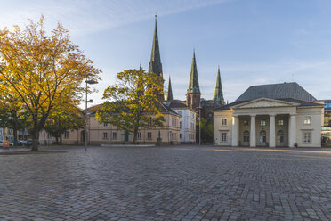 Germany, Lower Saxony, Oldenburg, old town, Scloosplatz and St. Lamberti church - KEBF01035