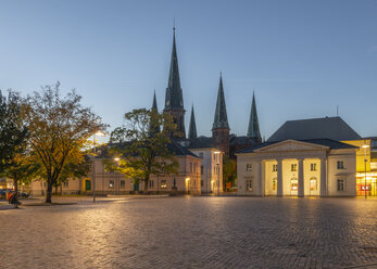 Deutschland, Niedersachsen, Oldenburg, Altstadt, Scloosplatz und St. Lamberti Kirche in der Abenddämmerung - KEBF01036