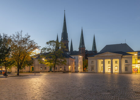 Germany, Lower Saxony, Oldenburg, old town, Scloosplatz and St. Lamberti church at dusk - KEBF01036