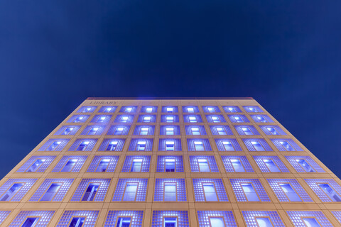 Deutschland, Stuttgart, Fassade der beleuchteten Stadtbibliothek am Mailander Platz bei Nacht, lizenzfreies Stockfoto