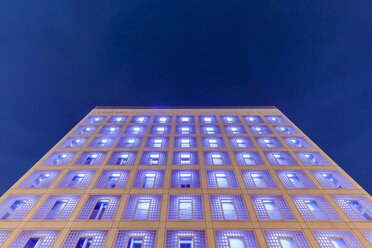 Deutschland, Stuttgart, Fassade der beleuchteten Stadtbibliothek am Mailander Platz bei Nacht - WD05041