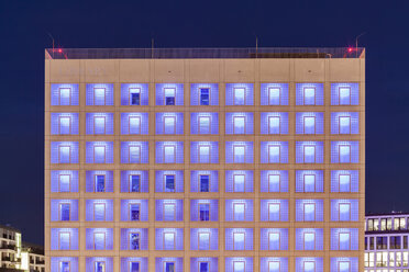 Deutschland, Stuttgart, Stadtbibliothek am Mailander Platz bei Nacht - WD05042