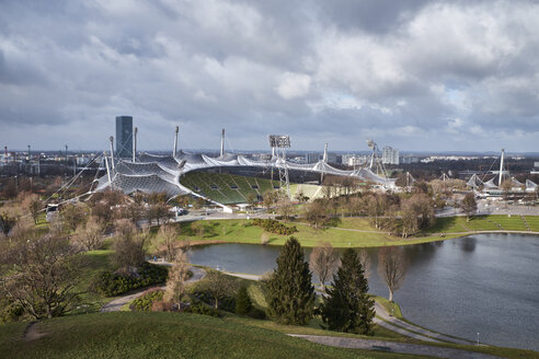 Deutschland, München, Olympiapark mit Olympiastadion - ELF02001