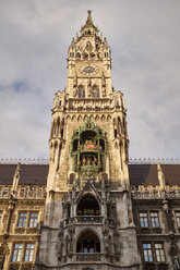 Deutschland, Bayern, München, Glockenturm des neuen Rathauses am Marienplatz - ELF02003
