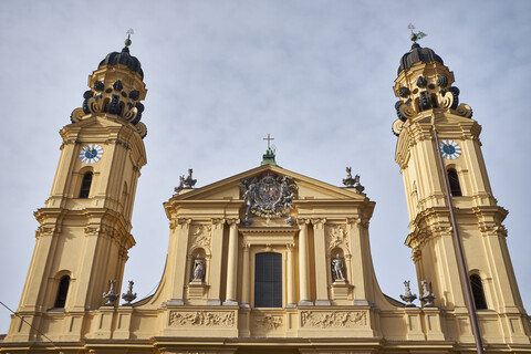 Deutschland, Bayern, München, Fassade und Türme der Theatinerkirche, lizenzfreies Stockfoto