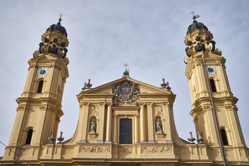 Deutschland, Bayern, München, Fassade und Türme der Theatinerkirche - ELF02005