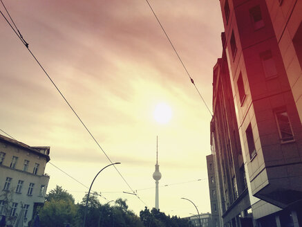 Deutschland, Berlin, Berlin Mitte, aufgehende Morgensonne über dem Fernsehturm - GWF05770