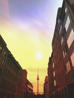 Deutschland, Berlin, Berlin Mitte, aufgehende Morgensonne über dem Fernsehturm - GWF05771