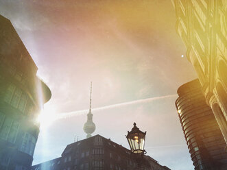 Deutschland, Berlin, Berlin Mitte, aufgehende Morgensonne über dem Fernsehturm - GWF05772