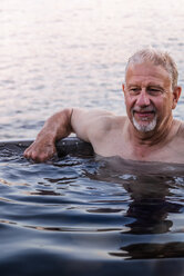 Mann im Whirlpool am Seeufer, Johnstone Strait, Telegraph Cove, Kanada - CUF46946