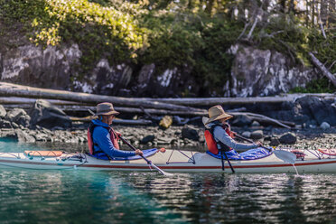 Ehepaar auf Kajaktour, Johnstone Strait, Telegraph Cove, Kanada - CUF46951