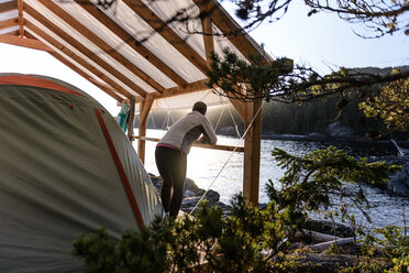 Frau entspannt am Seeufer, Johnstone Strait, Telegraph Cove, Kanada - CUF46952