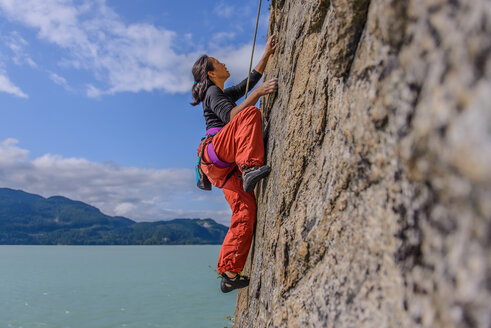 Frau beim Klettern, Squamish, Kanada - CUF47029