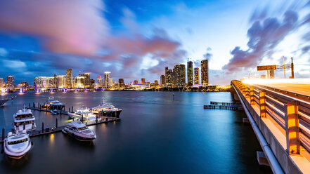 Boote am Dock, Stadtbild im Hintergrund, Miami, Florida, USA - CUF47043