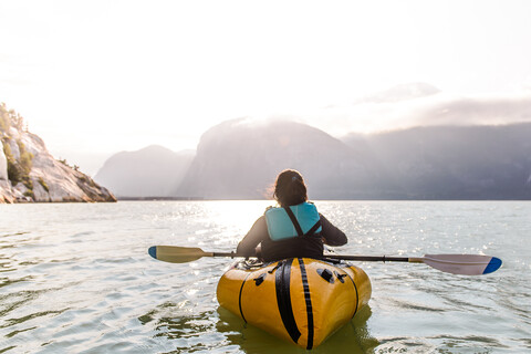 Frau beim Packrafting, Bucht Howe Sound, Squamish, Kanada, lizenzfreies Stockfoto