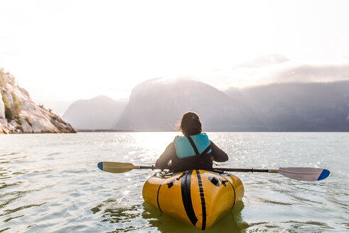 Frau beim Packrafting, Bucht Howe Sound, Squamish, Kanada - CUF47051