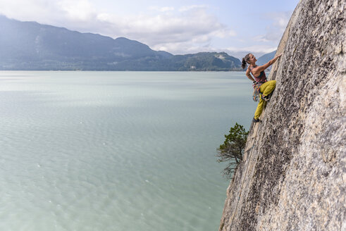 Frau beim Klettern, Squamish, Kanada - CUF47052