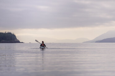 Frau beim Kajakfahren auf dem See, Johnstone Strait, Telegraph Cove, Kanada - CUF47058