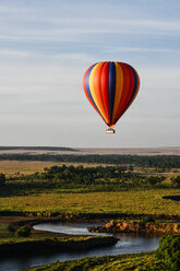 Luftballon schwebt über dem Mara-Fluss, Kenia - CUF47095