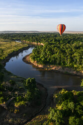 Luftballon schwebt über dem Mara-Fluss, Kenia - CUF47097