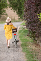 Frau auf dem Fahrrad in der Natur - CUF47181