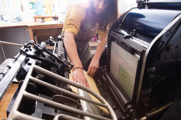Frau bereitet Drucker im Geschäft vor - CUF47194