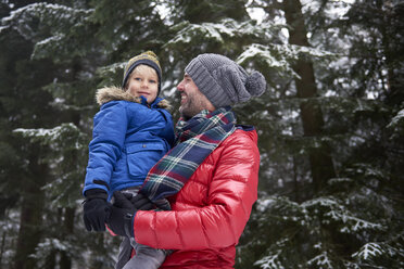 Happy father with his little son together in winter forest - ABIF01142
