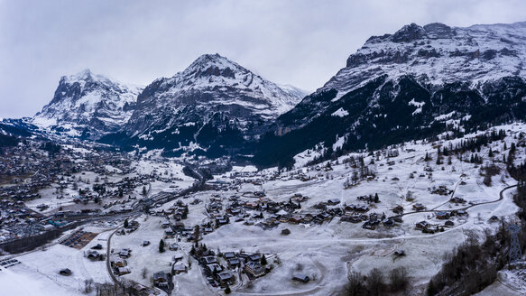 Switzerland, Canton of Bern, Grindelwald, townscape in winter - AMF06692