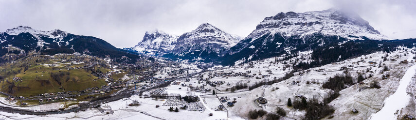 Schweiz, Kanton Bern, Grindelwald, Panoramablick auf die Stadt im Winter - AMF06694