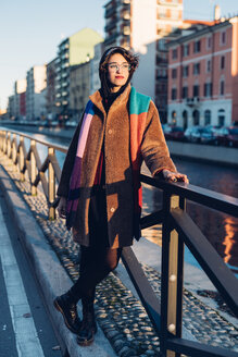 Frau am Kanal, Mailand, Italien - CUF47231