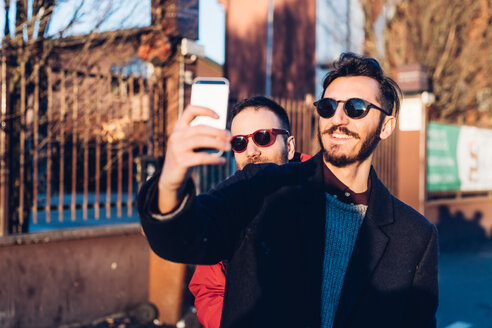 Freunde machen ein Selfie, Mailand, Italien - CUF47232