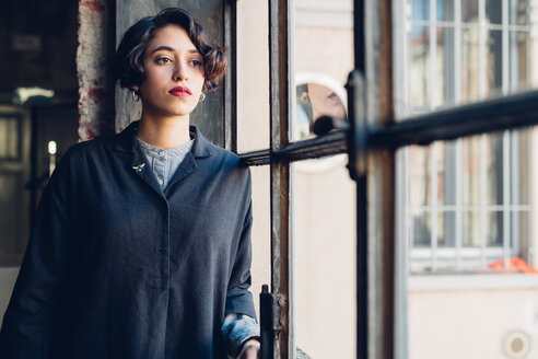 Frau am Fenster stehend - CUF47268