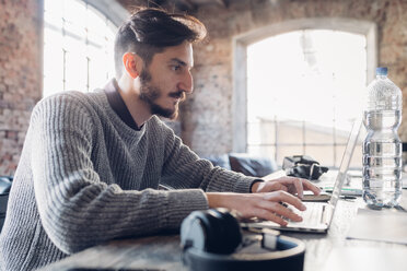 Designer bei der Arbeit im Atelier - CUF47270