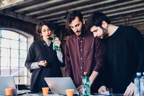 Designer zeigt Präsentation vor Kollegen im Atelier - CUF47271