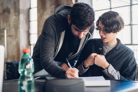 Designer bei der Arbeit im Studio, lizenzfreies Stockfoto