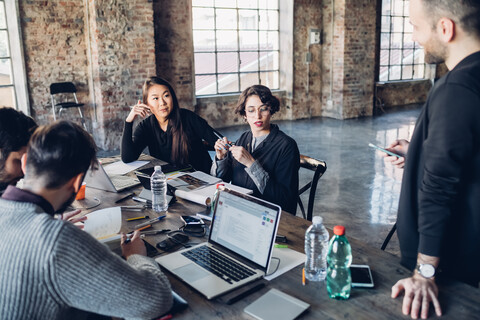 Besprechung der Designer im Atelier, lizenzfreies Stockfoto