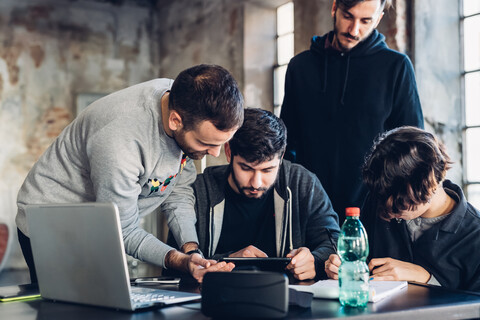 Designer beim Brainstorming im Studio, lizenzfreies Stockfoto