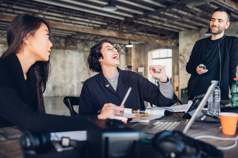 Besprechung der Designer im Atelier, lizenzfreies Stockfoto