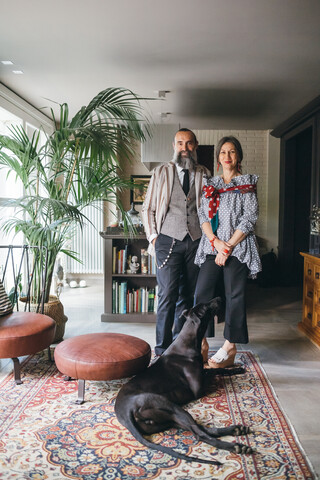 Ehepaar mit ihrem Hund im heimischen Wohnzimmer, lizenzfreies Stockfoto