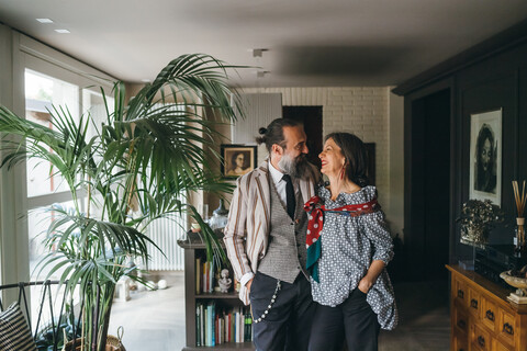 Ehepaar im Wohnzimmer zu Hause, lizenzfreies Stockfoto