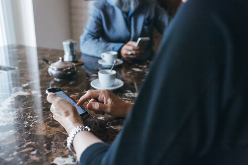 Pärchen telefoniert bei Kaffee in der Küche - CUF47355