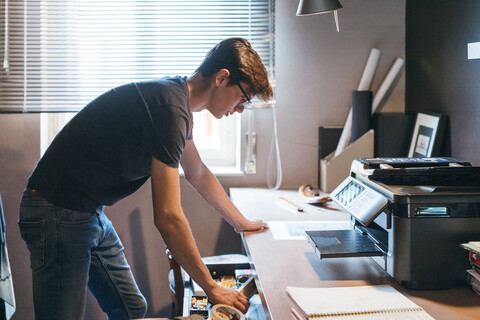 Mann arbeitet im Heimbüro, lizenzfreies Stockfoto