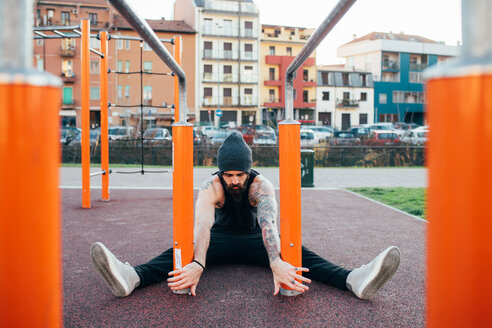 Man using parallel bars in outdoor gym - CUF47382